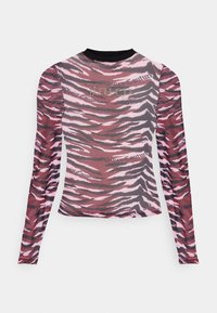 Langærmet pink og sort tigerstribet top med "Juicy Couture" tekst og rhinstenudsmykning på bryst og ærmer.