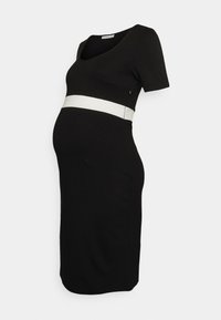 Vestido de maternidade preto com mangas curtas, decote em V e uma faixa horizontal branca na cintura. Tecido suave e elástico, design ajustado.