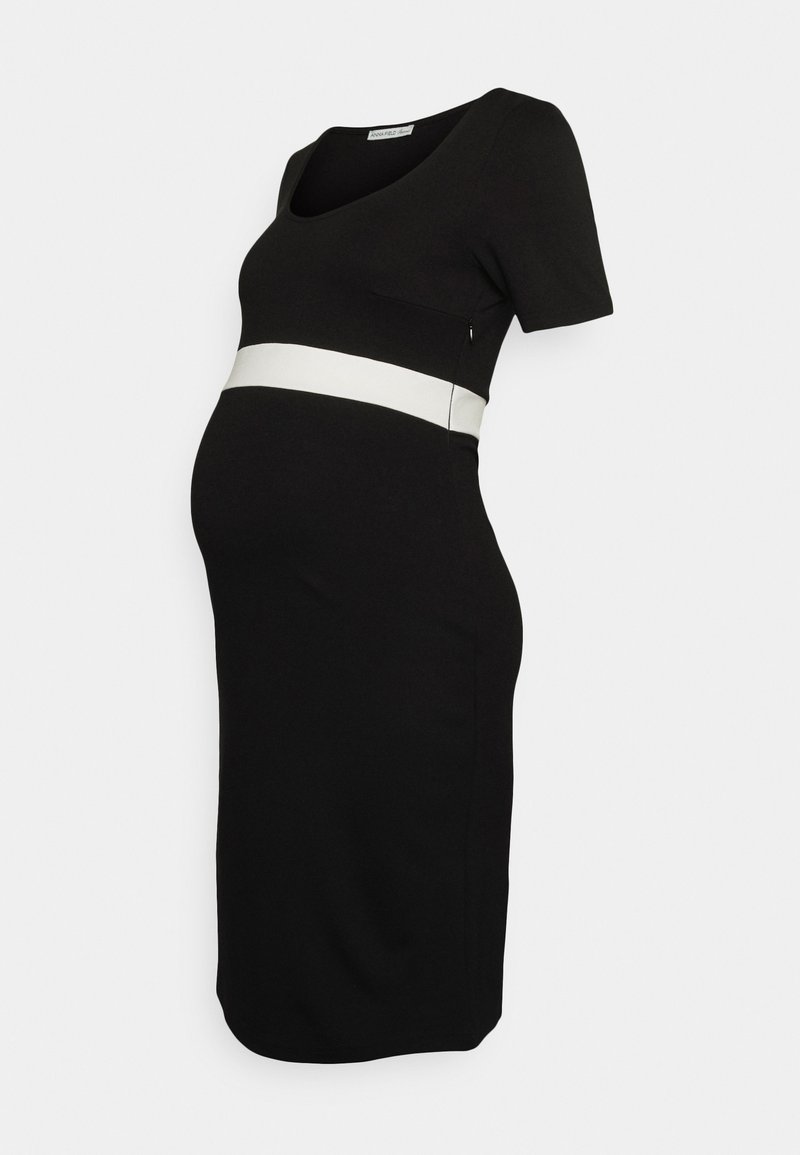 Vestido de maternidade preto com mangas curtas, decote em V e uma faixa horizontal branca na cintura. Tecido suave e elástico, design ajustado.