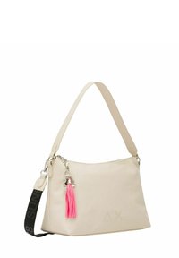 Borsa sintetica beige con una sola tracolla, dotata di un pon pon rosa, hardware in argento e un logo leggermente impressa sul davanti.