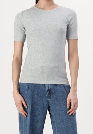 T-shirt en coton gris avec un col rond et des manches courtes. Texture lisse, design ajusté, porté avec un jean en denim bleu ample.