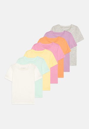 Syv almindelige t-shirts med korte ærmer i hvid, lyseblå, gul, pink, orange, lilla og grå arrangeret i en diagonal linje.