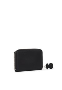 Czarny portfel o teksturowej powierzchni z zamknięciem na zamek błyskawiczny i przymocowanym gumowym uroczym misiem. Kompaktowy prostokątny kształt z gładkim wnętrzem.