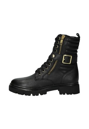 Zwarte nep leren enkellaars met een gestructureerd oppervlak, gouden rits, metallic accenten, vetersluiting aan de voorkant en een robuuste zool.