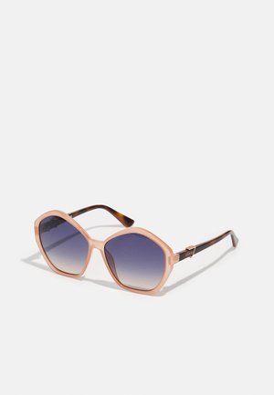Ochelari hexagonali cu rame roz pal și lentile dark cu gradiente; brațe din plastic cu model țestoasă de culoare maronie, cu un accent pe logo.
