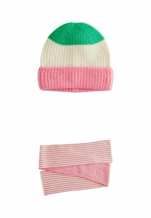 Strickmütze mit grünem Oberteil, cremefarbener Mittelpartie und pinkem geripptem Bündchen; passend dazu ein pink-weiß gestreifter Schal, beide aus weichem Material gefertigt.