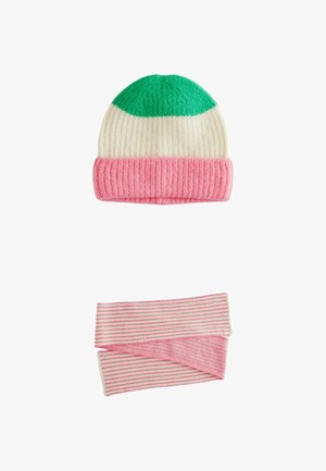 Beanie lavorato a maglia con una parte superiore verde, una sezione centrale crema e un polsino a coste rosa; sciarpa a righe rosa e bianche coordinata, entrambe realizzate in un materiale morbido.