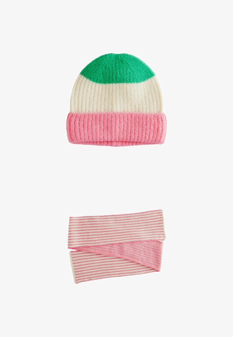 Bonnet en laine tricoté avec un sommet vert, une partie centrale crème et un revers côtelé rose ; écharpe assortie rayée rose et blanche, le tout en matériau doux.