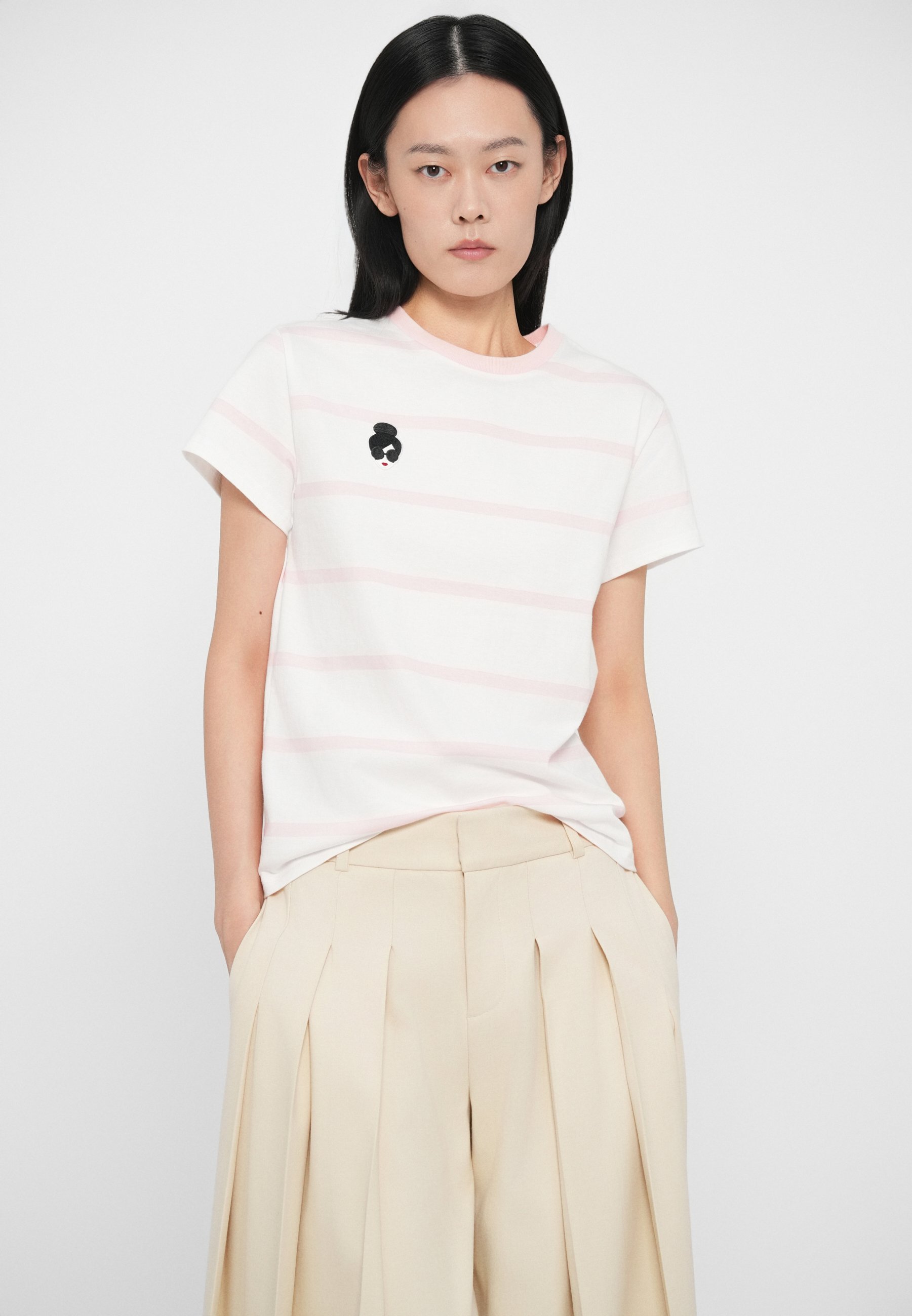 Alice + Olivia ALVERA STACE FACE TEE - Print T-shirt - off white