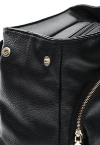 Sac en cuir noir avec une surface texturée, doté d'une fermeture éclair et de quincaillerie en ton or, et d'un design structuré avec des coutures visibles.
