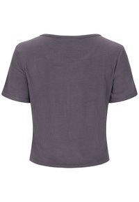 Kortärmad ribbad topp i dämpad lila med en bred rund halsringning och en kortad passform. Tyget har en slät, något texturerad yta.