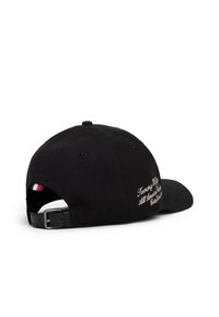 Gorra de béisbol negra de tela, con texto bordado en la parte trasera, correa ajustable con hebilla metálica y detalles laterales en rojo, blanco y azul.