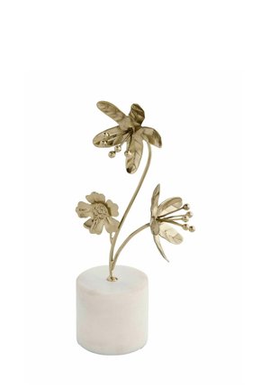 Dekorativ skulptur af blomst i gulmetal med tre detaljerede blomster på tynde stilke, monteret på en glat hvid cylindrisk base.