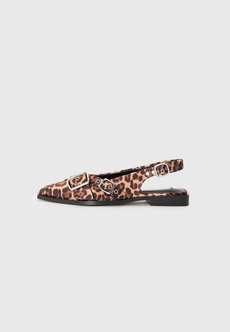 Läderslån med leopardmönster, spetsig tå, svart sula och silverfärgade spännen. Tillverkad av tyg med en mjuk yta.