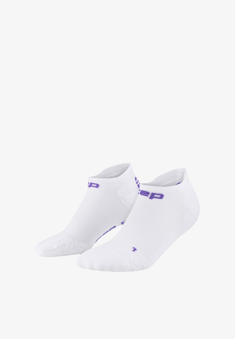Weiße Knöchelsocken mit lila Branding, ausgestattet mit gerippter Textur und verstärktem Zehenbereich. Entwickelt für Komfort und Atmungsaktivität.
