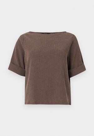 Blusa marrón texturizada de manga corta con un escote amplio y puños doblados sobre un fondo liso y claro.
