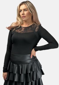 - Bluzka z długim rękawem