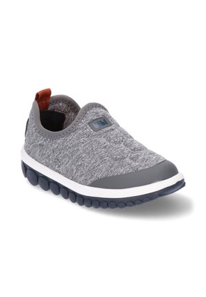 Jasnoszare wsuwane buty sportowe z fakturowaną tkaniną, elastyczną granatową podeszwą, białą środkową podeszwą, szarą nakładką na palce i pomarańczową pętelką na pięcie.