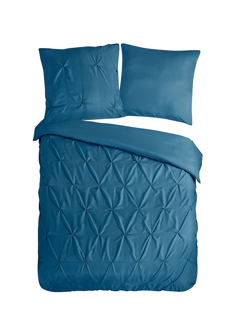 Blaues gestepptes Bettwäsche-Set mit zwei passenden Kissenbezügen. Weicher Stoff mit glatter Textur und Knautschfalten-Design.