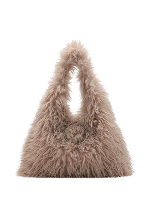 Bolso de mano de peluche sintético beige suave con forma triangular y asa superior, con un gran anillo decorativo plateado en el centro delantero.