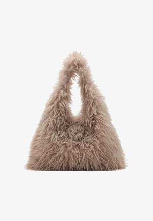 Bolso de mano de peluche sintético beige suave con forma triangular y asa superior, con un gran anillo decorativo plateado en el centro delantero.