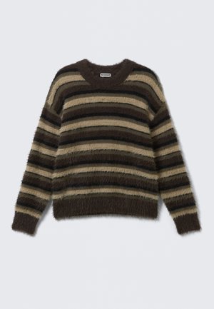 Bruine, beige en zwarte horizontaal gestreepte fluffy trui met lange mouwen en een ronde halslijn.