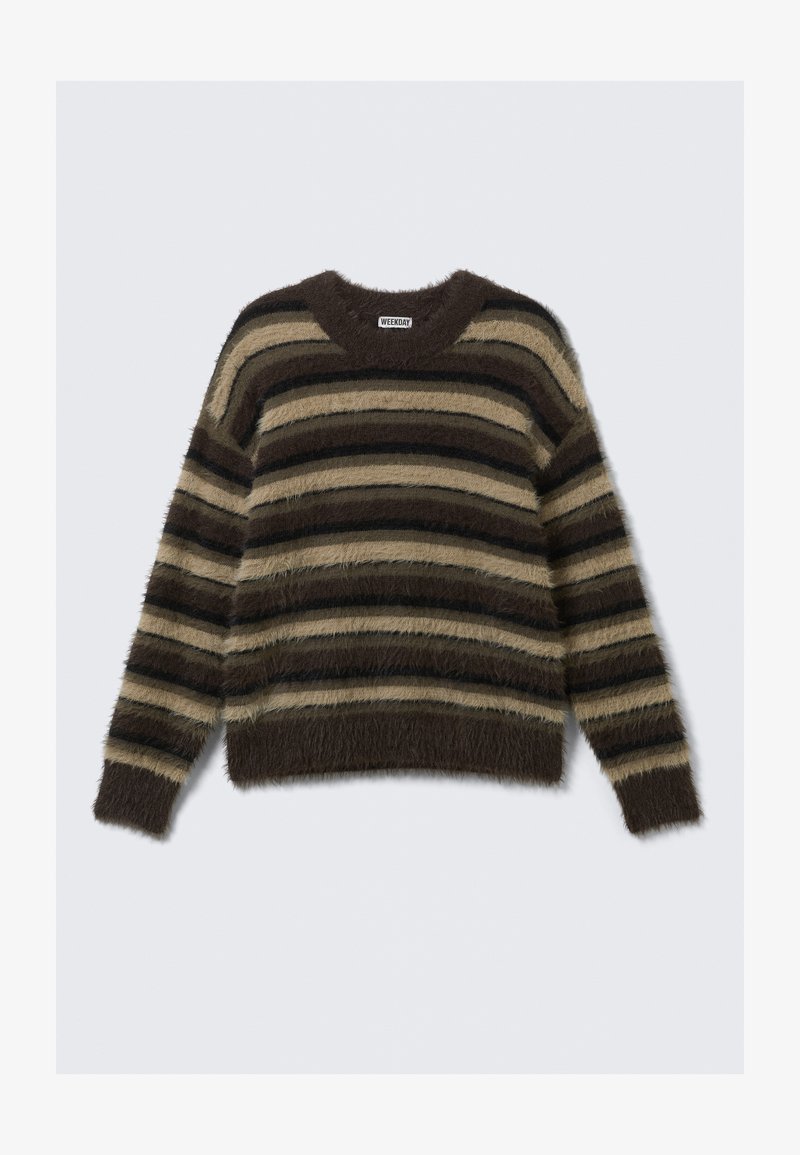 Pull en peluche rayé horizontal marron, beige et noir, avec des manches longues et un col rond.