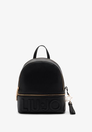 Zaino in pelle nera con forma arrotondata, zipper dorata, logo "LIU·JO" impresso e una charm decorativa a forma di stella con una frangia.