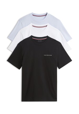 Tres camisetas de cuello redondo dobladas en negro, blanco y azul claro, con un pequeño logo de Tommy Hilfiger en la camiseta negra.