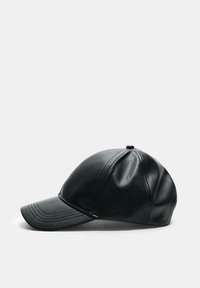 Schwarze Lederkappe mit strukturiertem Design, gebogenem Schirm und oberem Knopf. Verziert mit genähten Details entlang des Schirms und der Krone.