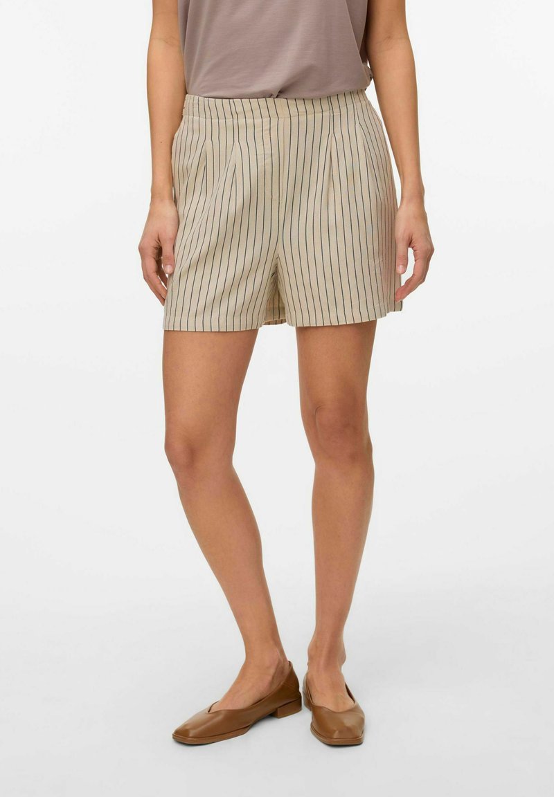 Beige plisserede shorts med vertikale marineblå striber. Fremstillet af et letvægtsstof, med en standard talje og lommer.