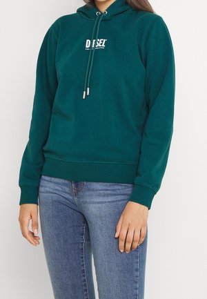 Turkos hoodie av mjukt material med en känguruficka, justerbar huva och vit logotyp på bröstet; ribbade ärmslut och nederkant.