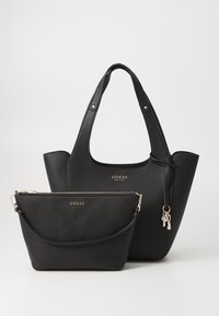 Zwarte leren handtas set met een grote tote en een kleinere ritstas, met metallic accenten en logo versieringen.