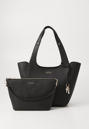 Ensemble de sacs à main en cuir noir granuleux, comprenant un grand sac fourre-tout et une petite pochette zippée, avec des accents métalliques et des embellissements de logo.