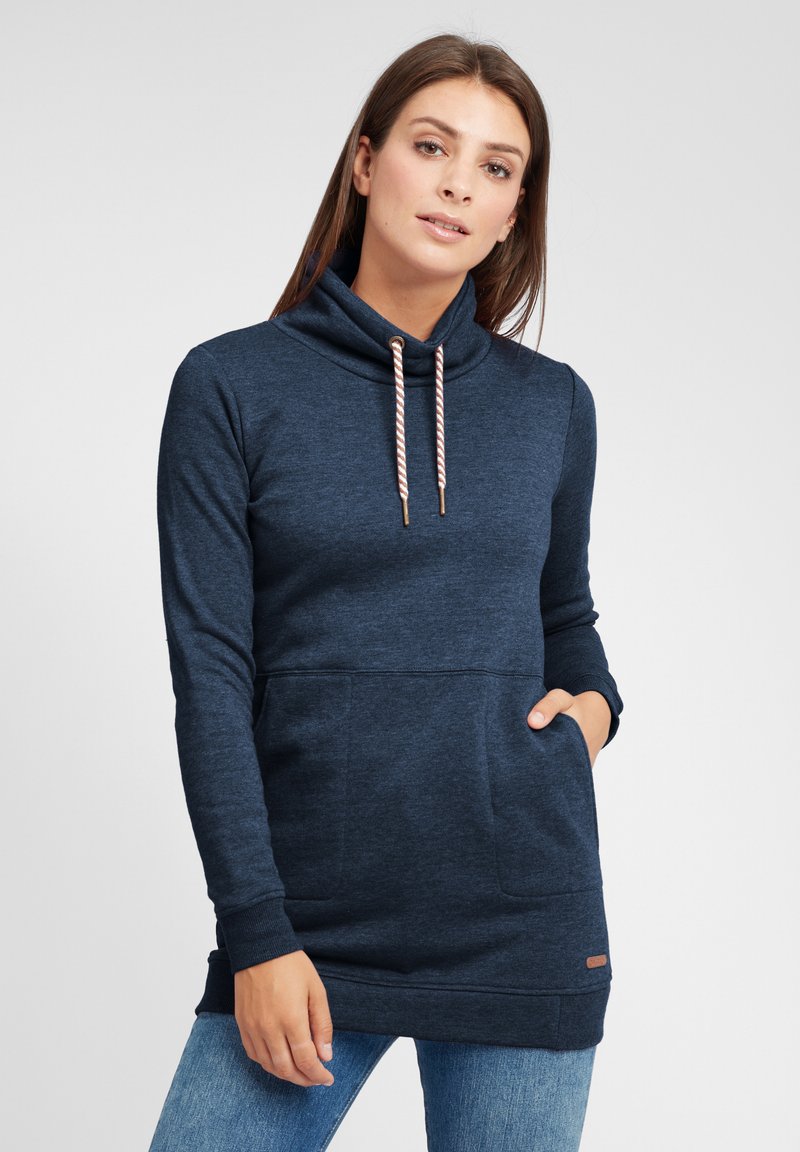 Marinblå sweatshirt med lång ärm och cowl-hals, med justerbara dragsko, framfickor och ribbade ärmslut. Slät tygstruktur.