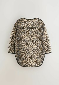 Kurtka pikowana w leopardzi wzór w odcieniach beżu i brązu, z czarnymi wykończeniami i logotypem z tyłu. Okrągły krój, krótkie rękawy.