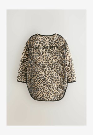 Chaqueta acolchada con estampado de leopardo en tonos de marrón y beige, con ribetes negros y branding en la parte posterior. Diseño redondeado, mangas cortas.