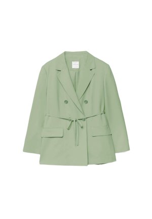 Lysegrøn dobbeltkendt blazer med hakkede revers, to frontlommer med klapper og bælte i taljen på hvid baggrund.