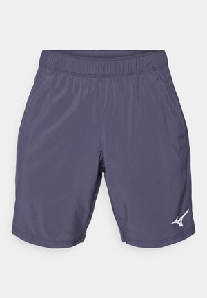 Tamsiai pilkos sportinės šortai su elastinga juostos, lygaus paviršiaus ir baltu logotipu dešinėje apatinėje kojoje. Tinka sporto veikloms.
