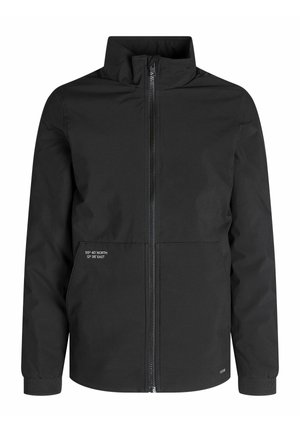 Schwarze Jacke mit hohem Kragen, Frontreißverschluss und zwei Seitentaschen. Verfügt über textile Details und geographische Koordinaten, die auf der Tasche aufgedruckt sind.