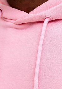 Felpa con cappuccio rosa chiaro dalla texture morbida, con coulisse e tasca a marsupio. Il tessuto appare liscio e a trama fitta.