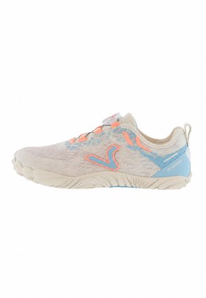 Zapatilla deportiva beige claro con detalles azul y naranja, parte superior de malla, suela blanda y lengüeta en el talón, vista de lado.