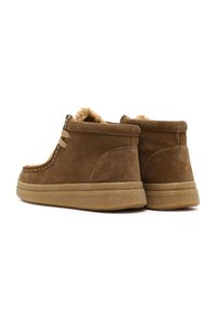 Brązowe zamszowe botki za kostkę z ciepłym futerkiem syntetycznym, przeszyciami i gumową podeszwą. Zawierają dwa boczne paski dla dodatkowego efektu wizualnego.