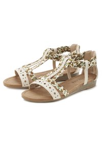 Zweifarbige Sandalen mit einem beigen Obermaterial aus Synthetik, floralen Stoffakzenten, Ausschnittdesign an den Riemen und einer niedrigen, strukturierten Keilsohle.