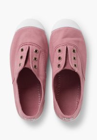Chaussures slip-on en toile rose avec des semelles en caoutchouc blanches et des détails en œillets. L'intérieur est doté d'un revêtement en tissu texturé.