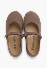Braune Wildleder-Mary-Jane-Schuhe mit runder Zehe, elastischem Riemen und einer strukturierten Innensohle mit dem Markennamen "Pisamonas."