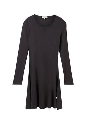 Vestido negro acanalado de manga larga con cuello redondo y ligera campana en el dobladillo, presentado sobre un fondo blanco.