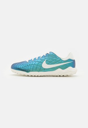 Zapatillas Nike con un upper sintético texturizado en azul y verde, detalles en blanco y una suela resistente diseñada para ofrecer tracción.
