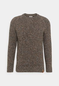 Strickpullover in Braun mit mehrfarbigen Sprenkeln, ausgestattet mit einem klassischen Rundhalsausschnitt und langen Ärmeln, mit einem kleinen Lederetikett am Saum.