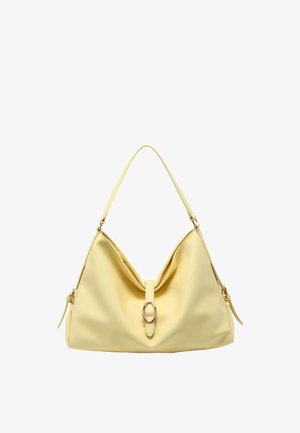 Borsa morbida in pelle gialla con una singola tracolla e una cinghia centrale con fibbia ovale in metallo.